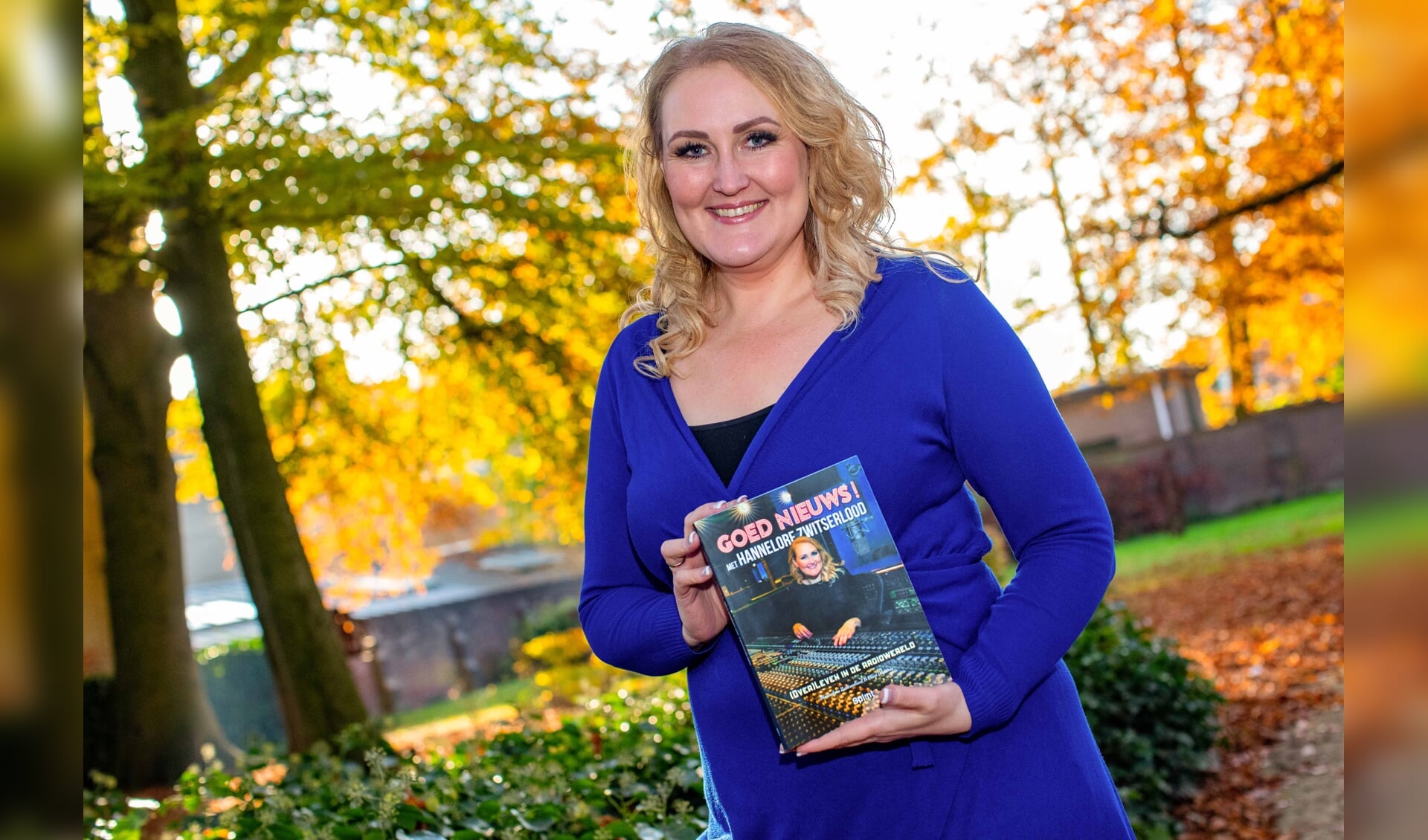 Nieuwslezeres, voice-over en nu ook schrijfster Hannelore Zwitserlood met haar boek dat werd gepresenteerd in boekhandel Voorhoeve.
