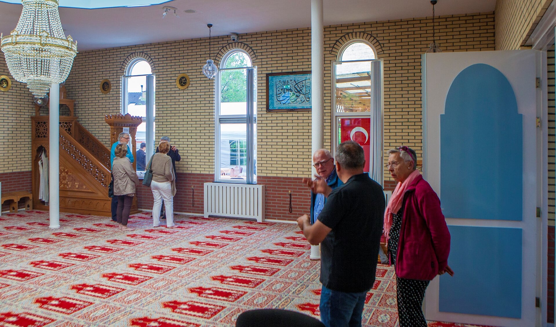 Binnen kijken bij de moskee kan tijdens de wandeling langs kerk en moskee.