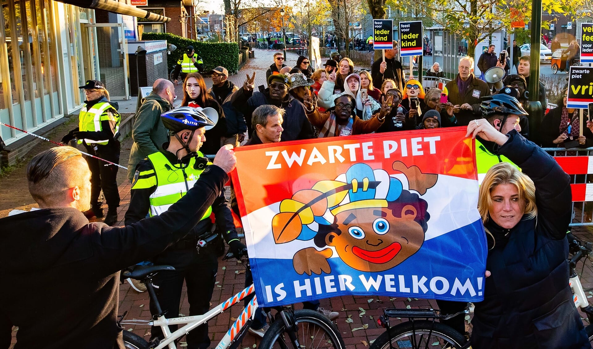 Kick Out Zwarte Piet met links Rebekka Timmer (met megafoon). 
