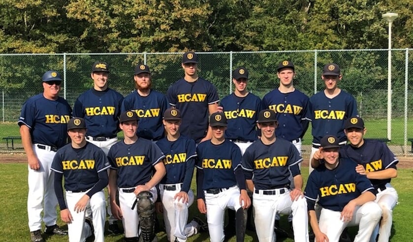 Coach Jay (links) en de kampioenen van HCAW.