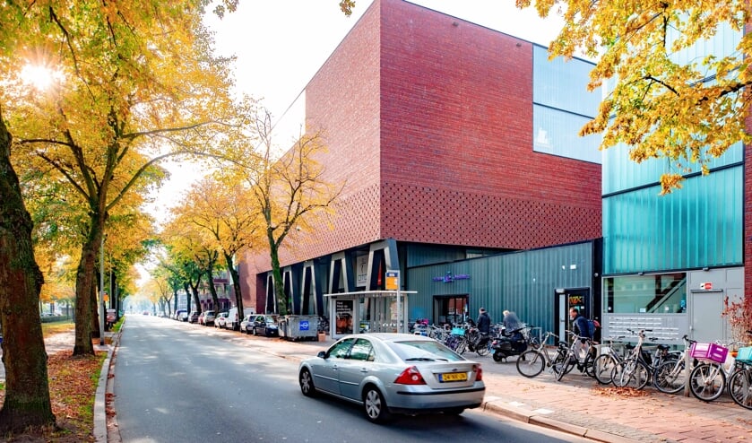 Het zwembad zit nu aan de vaak drukke Jan van der Heijdenstraat.