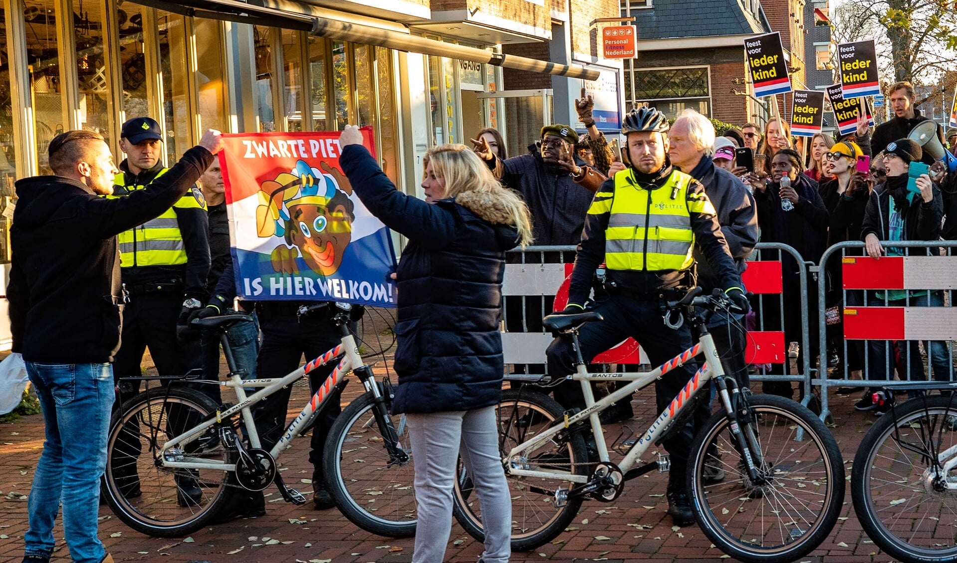 Vlak voordat de stoet van Sinterklaas zou arriveren op de kop van de Groest lieten pro Zwarte Piet-betogers van zich horen.