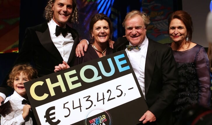 Pauline Lemberger (midden) maakt samen met het bestuur van WereldOuders  het ingezamelde bedrag van 543.425 euro bekend.