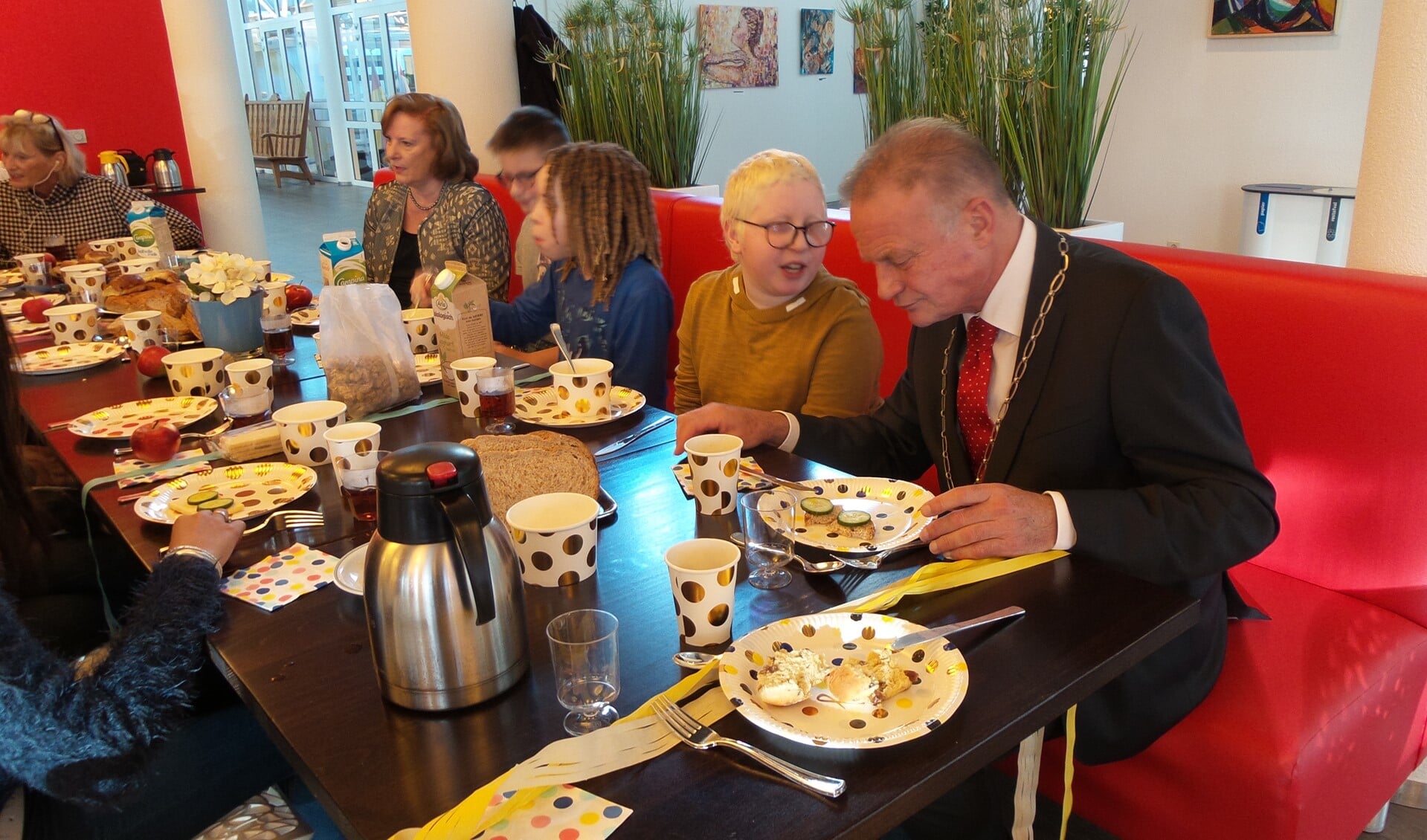 Nassim in gesprek met burgemeester Sicko Heldoorn tijdens het Nationaal Schoolontbijt.