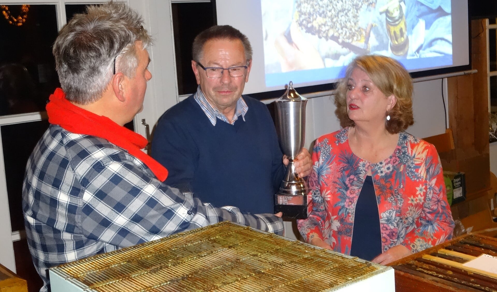 Johan Duurland krijgt de Bep Vos-wisselbeker uit handen van burgemeester Rinske Kruisinga.