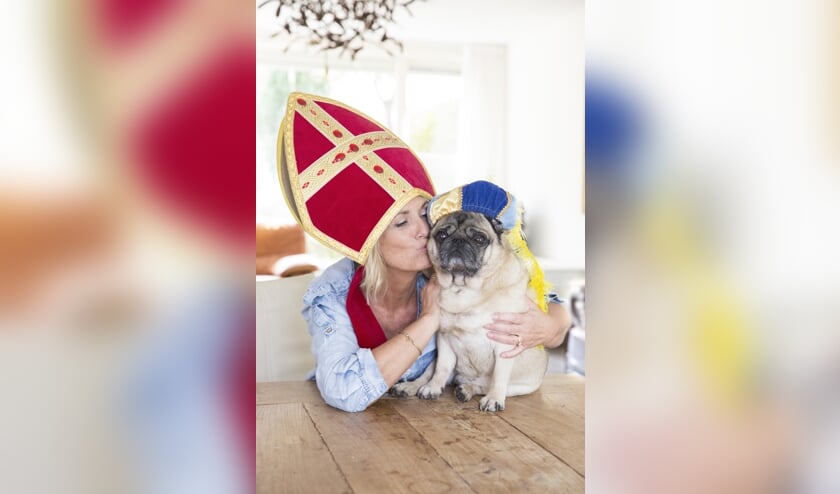 Elisa Nuij met haar pietenhond.