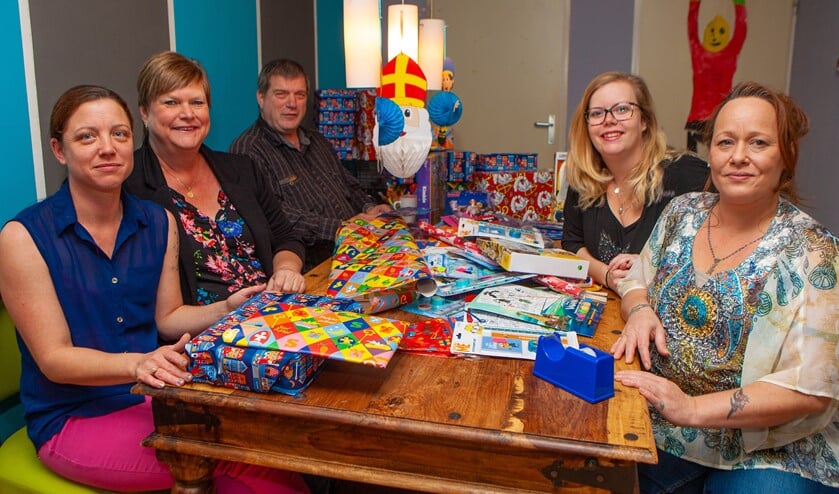 Daniëlle (r) is met hulp hard aan de slag voor het sinterklaasfeest van de Facebookgroep 'Gun het een ander gratis (huizen)'.