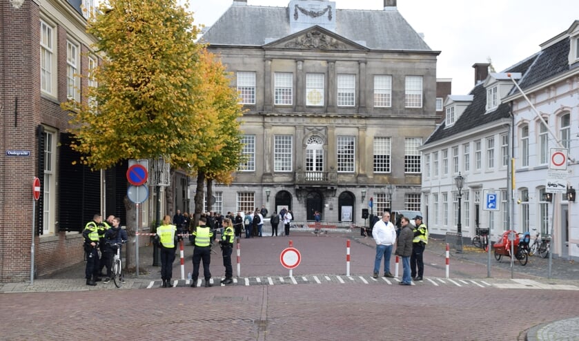 Het Grote Plein was afgezet voor ene handjevol demonstranten.