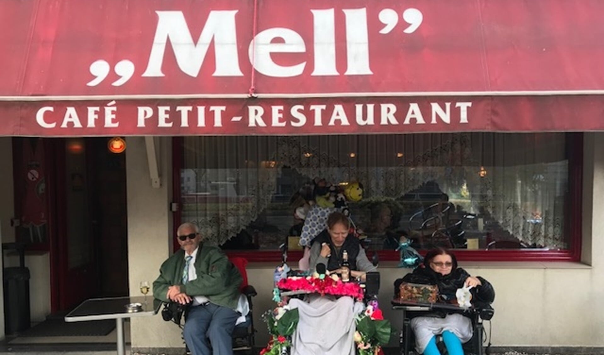 Genieten op het terras van Café Mell.
