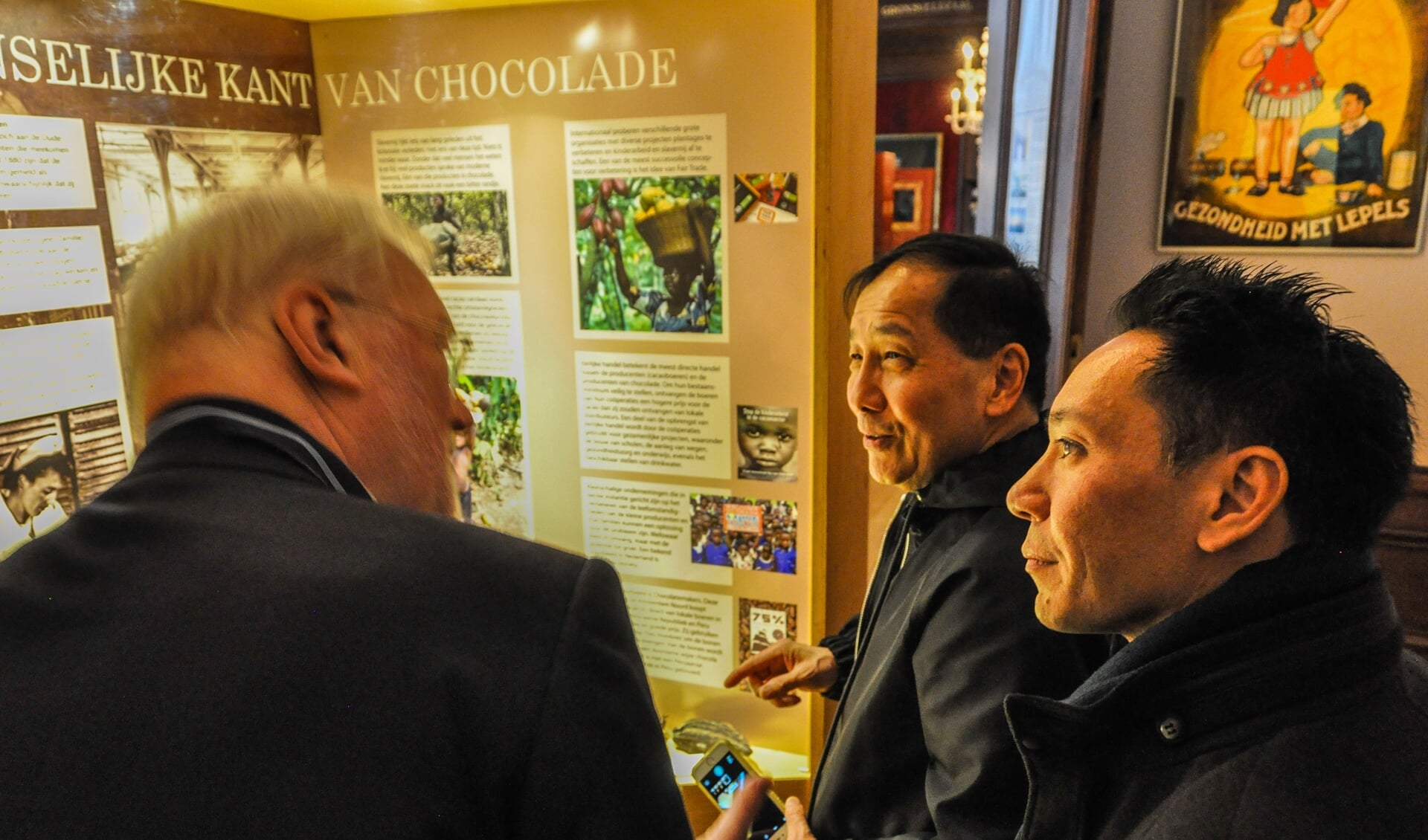 John Chuang (midden) kreeg een uitgebreide rondleiding door Museum Weesp.