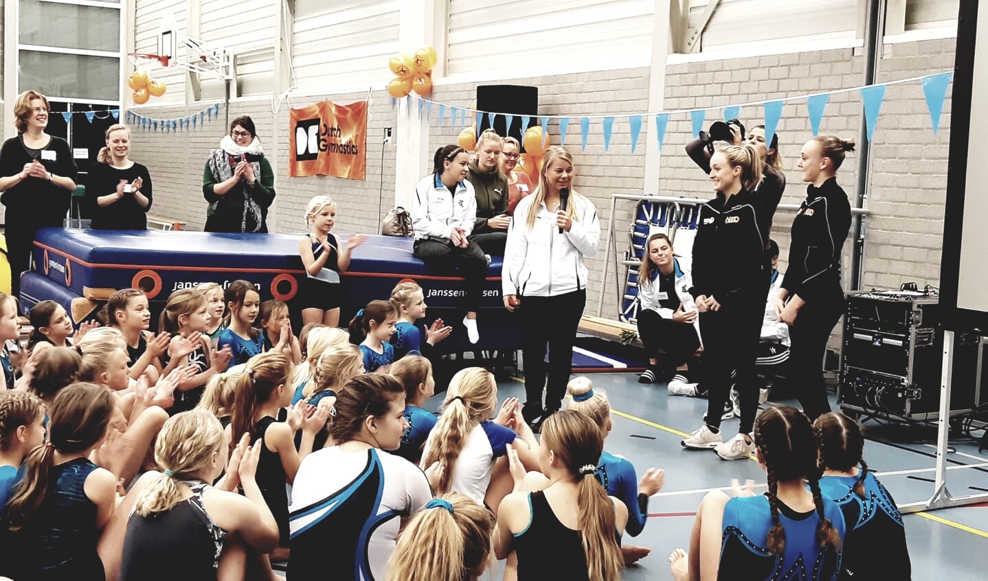 Rechts op de foto turntoppers Céline van Gerner en Tisha Vollema.