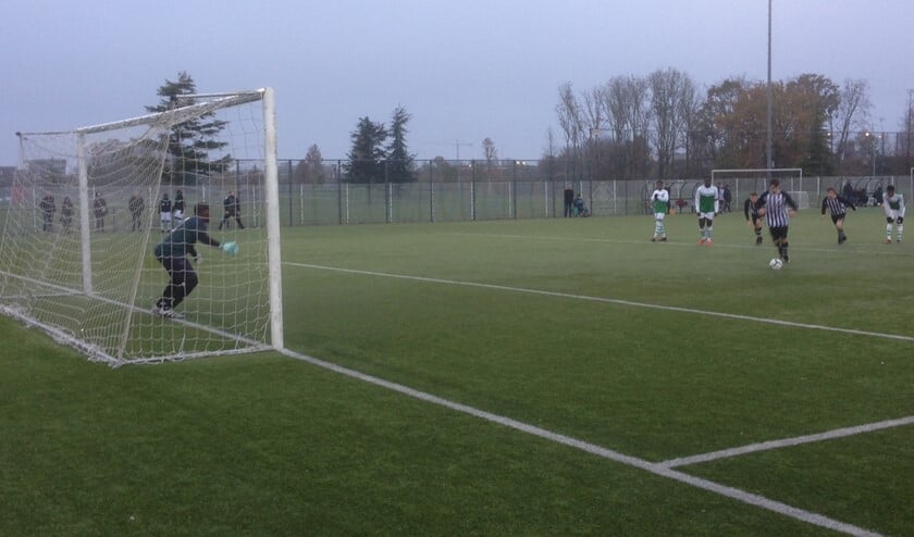 Joey Franken scoort middels een penalty de 1-1.