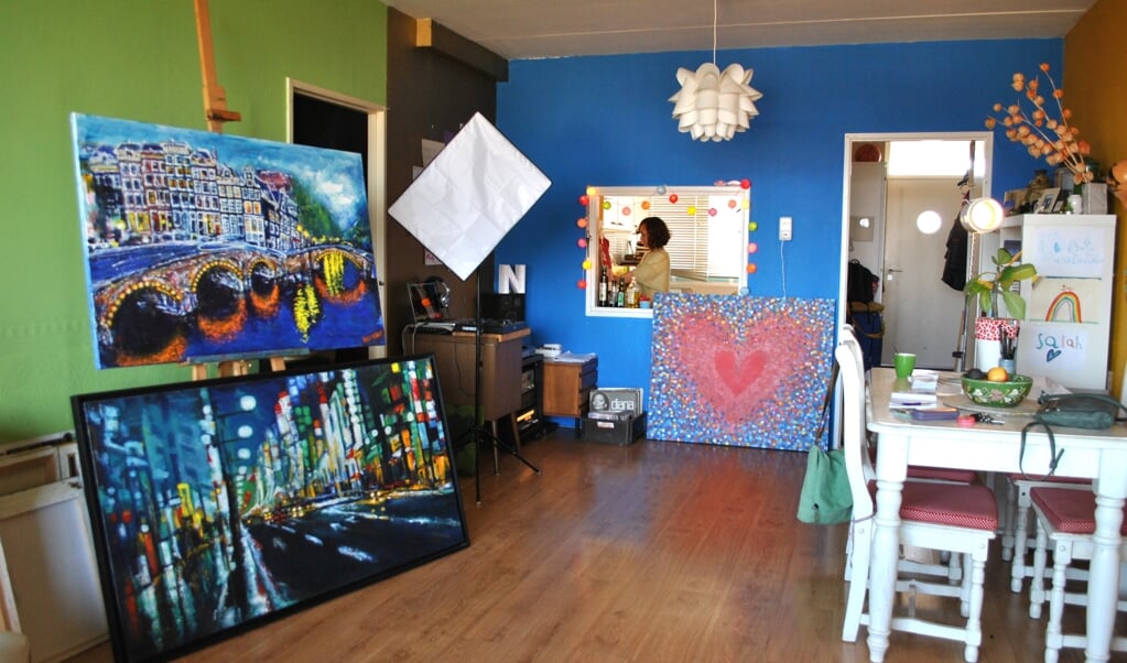 Het atelier annex de woonkamer van Natalia Romero. 
