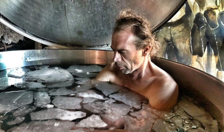 Henk van den Bergh in een kuip vol ijsschotsen.