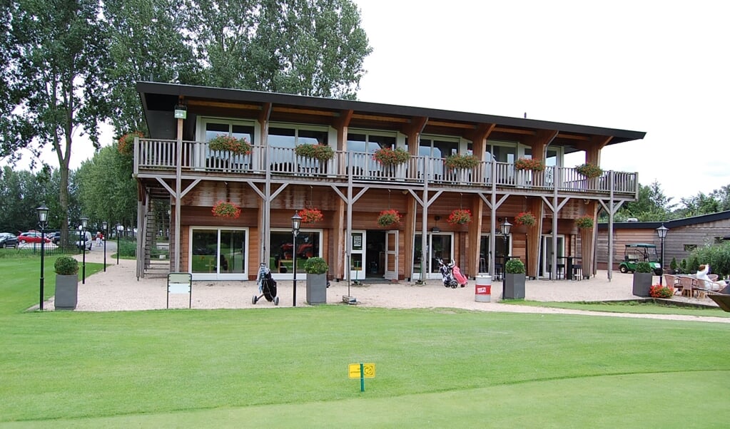 Het clubhuis op Golfbaan Weesp. Dit blijft gewoon staan.