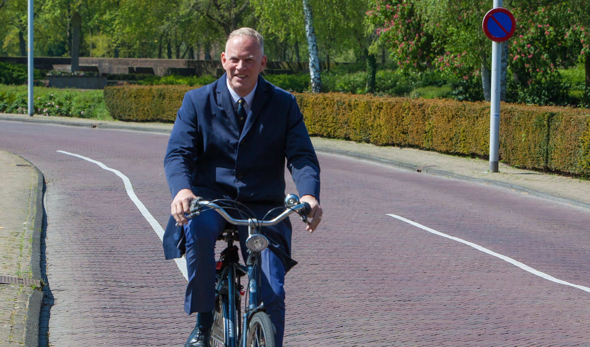 De burgemeester pakt graag de fiets.