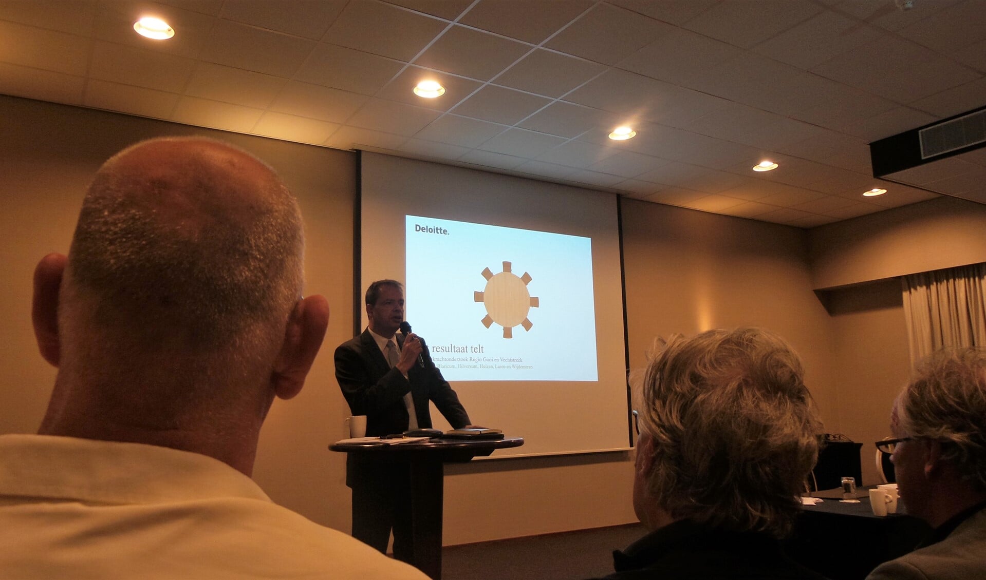 Gedeputeerde Jack van der Hoek bij de presentatie van het bestuurskrachtrapport in september 2016.