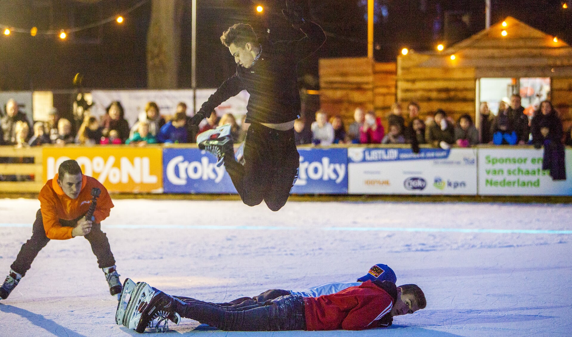 Tijdelijke schaatsbaan voor het gemeentehuis van Bussum. 