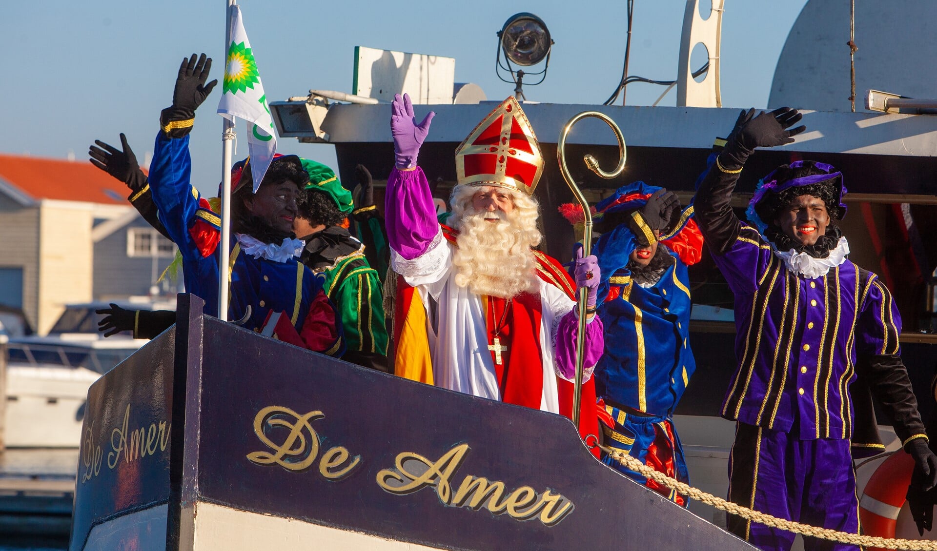Sinterklaas kwam met de boot aan in de haven bij het Nautisch Kwartier.