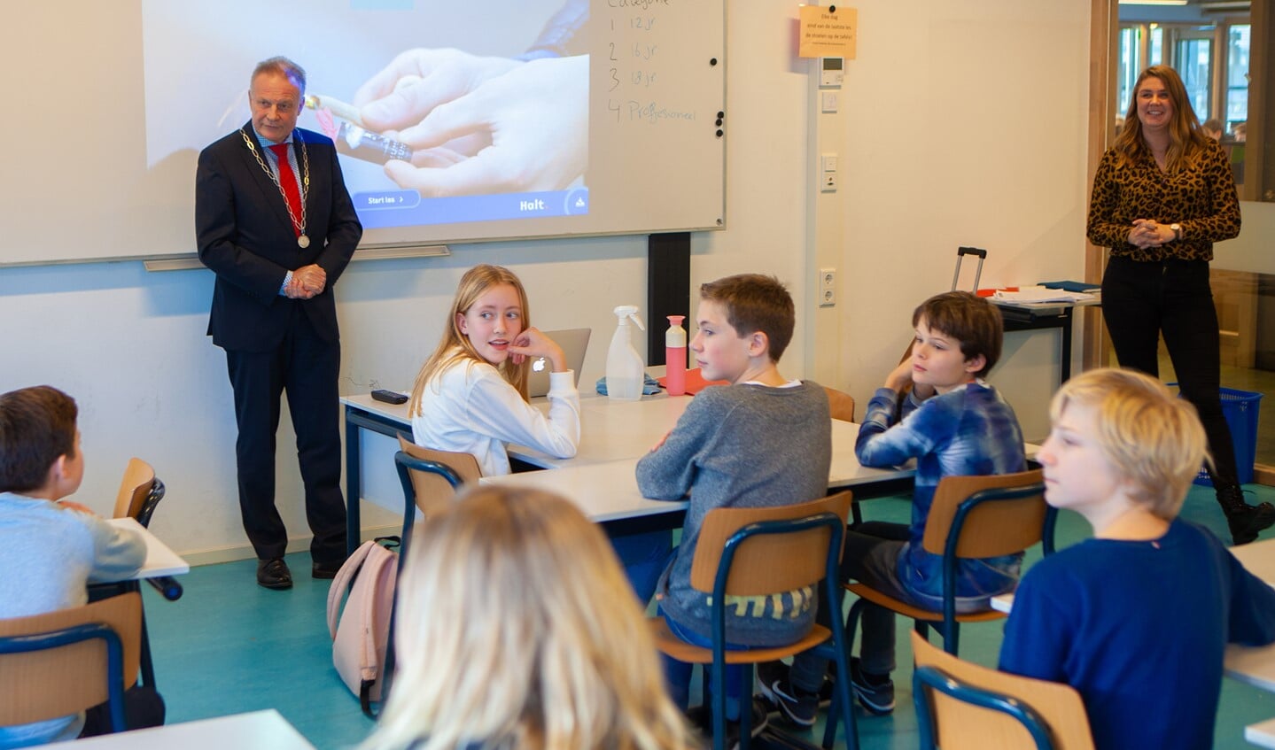 De burgemeester bezocht kort een vuurwerkles van Halt op Scholengemeenschap Huizermaat. Rechts Sanne die de les gaf.