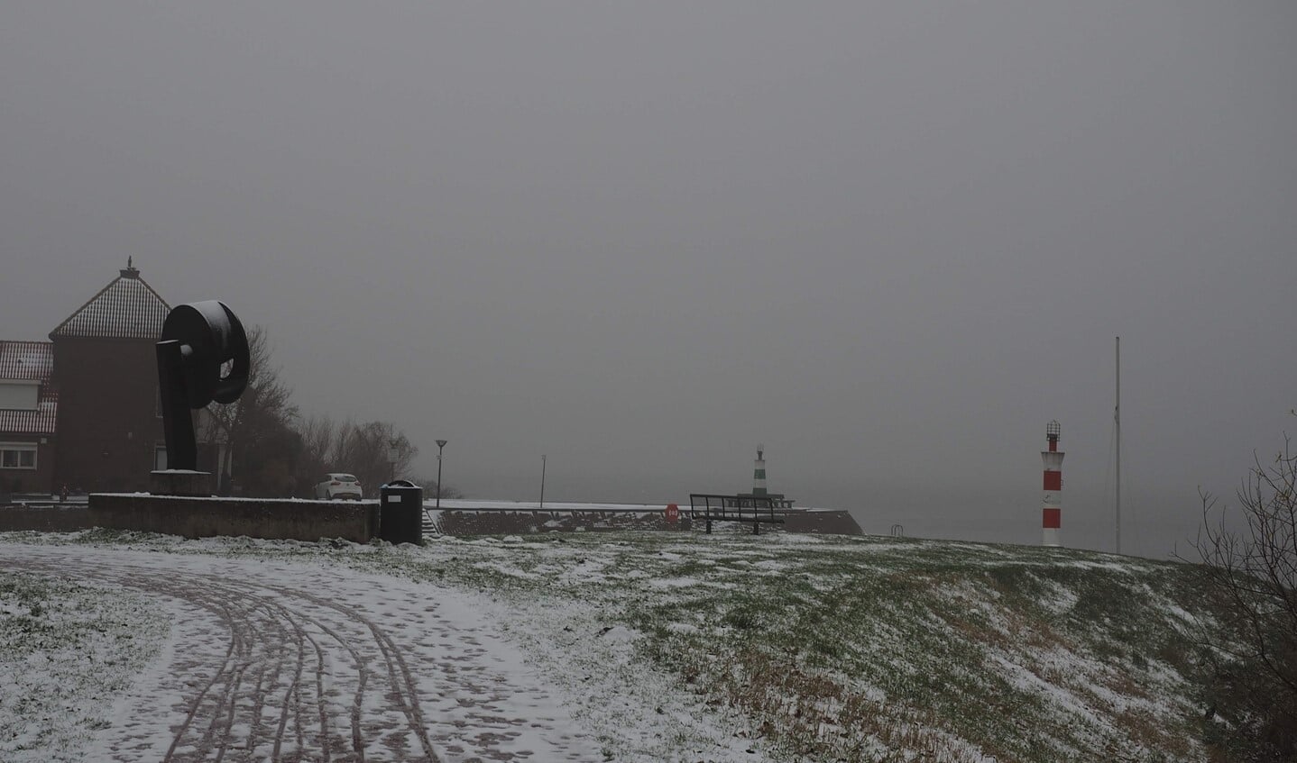 De kop van de aanloophaven met sneeuw op de grond en mist.