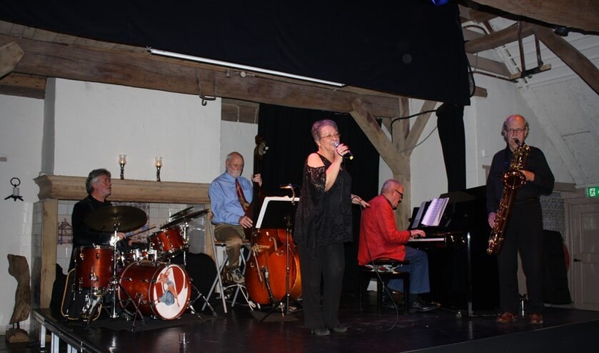 Colette Wickenhagen zingt kerstsongs.