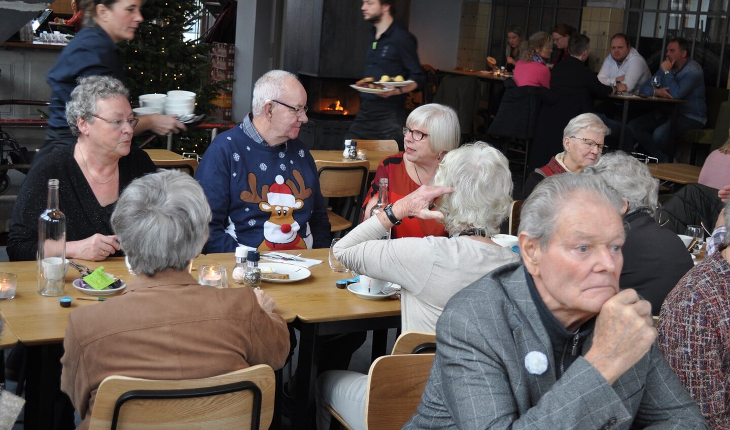 Vijftig ouderen kregen een kerstlunch aangeboden in De Krachtcentrale.