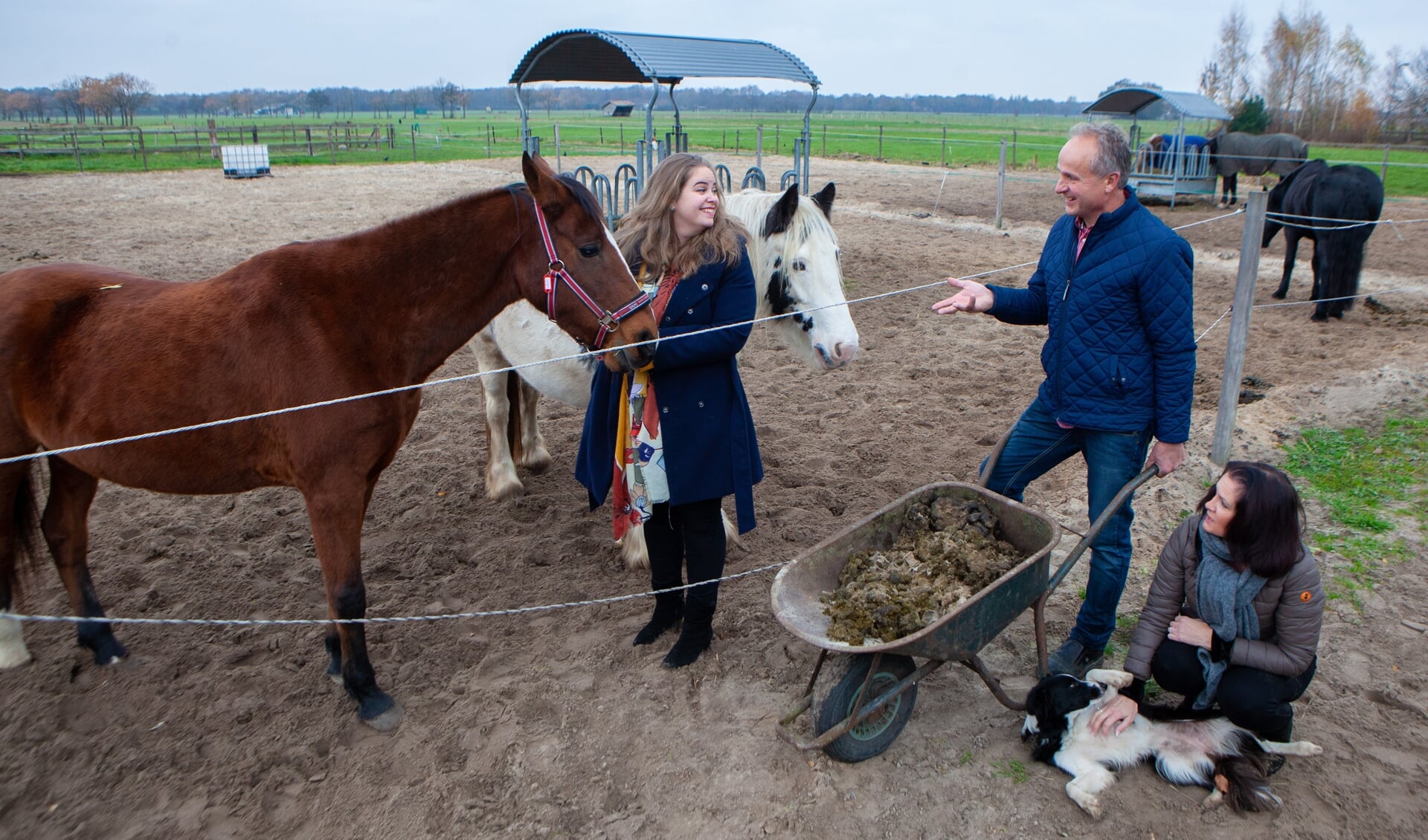 Leonie Gerla, Nico en Linda van Weegen zorgen ervoor dat de kinderen een fijn weekend hebben op de boerderij.