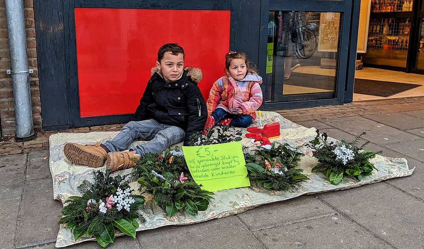 Raphael verkocht kerststukjes om geld te verdienen om voor andere kinderen cadeautjes te verkopen.