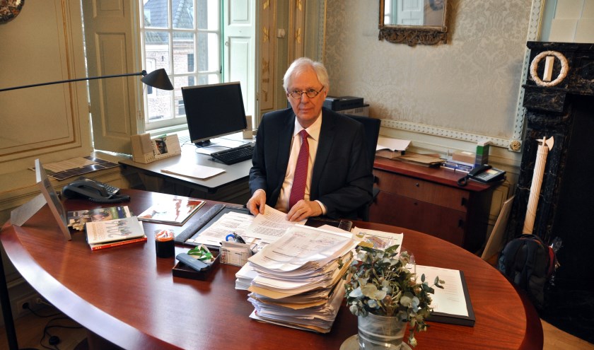Burgemeester Van Bochove in zijn werkkamer.