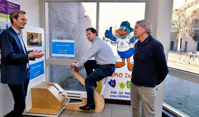 Wethouder Jeroen Klaasse probeerde de fiets al uit.