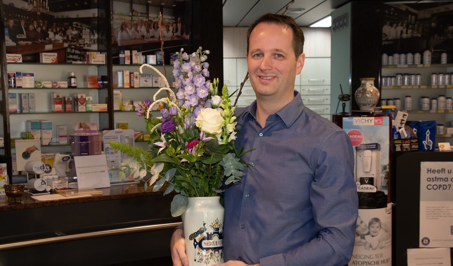 Apotheker Armbrust werd door zijn collega's in de bloemen gezet.