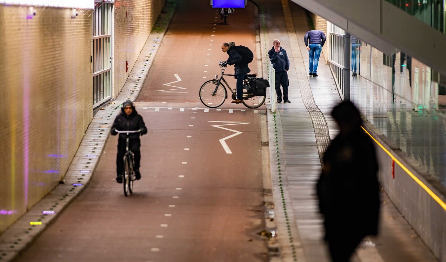De stationstunnel. De mensen op de foto komen niet in het verhaal voor.
