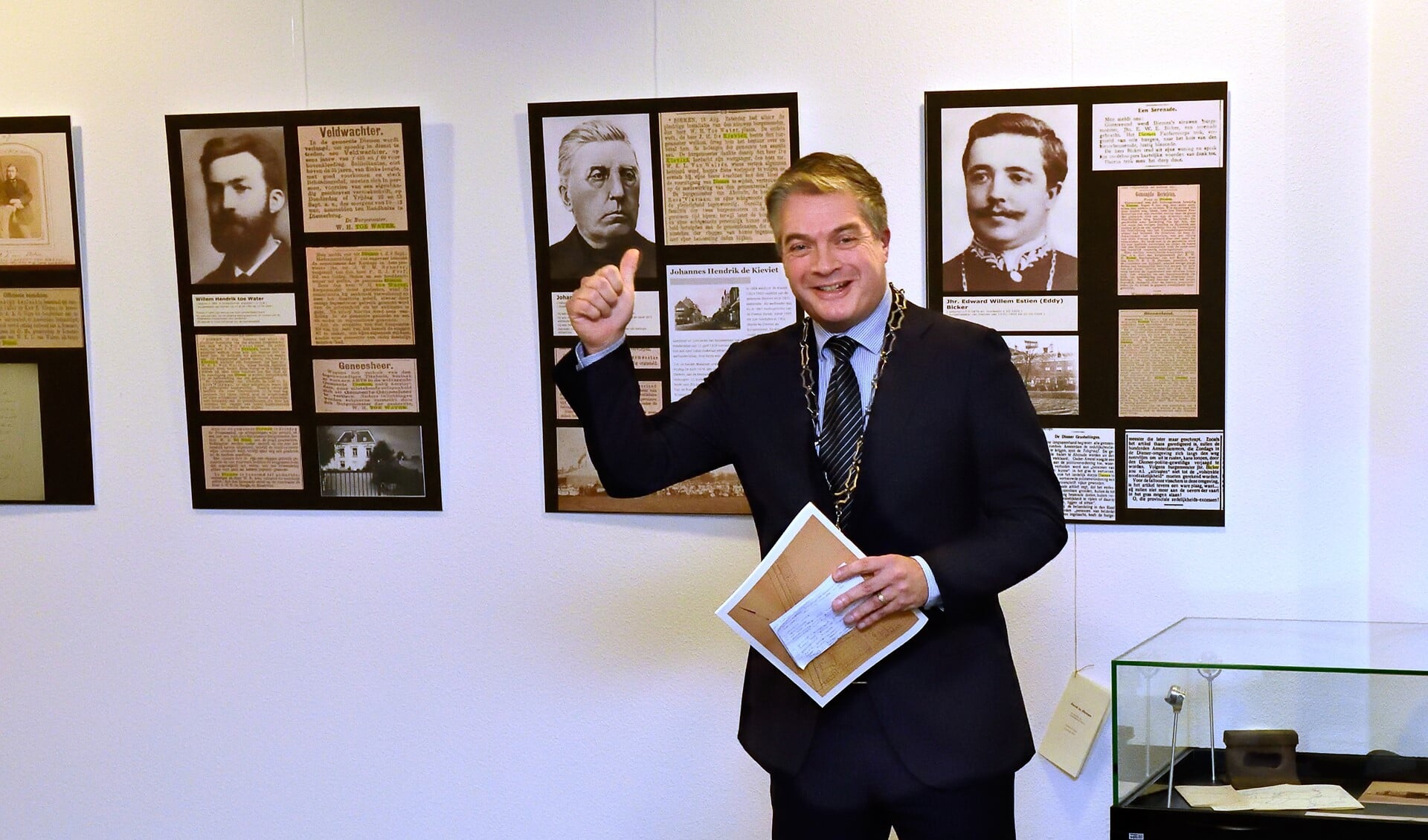 Burgemeester Boog opende de tentoonstelling over zijn voorgangers in Diemen.