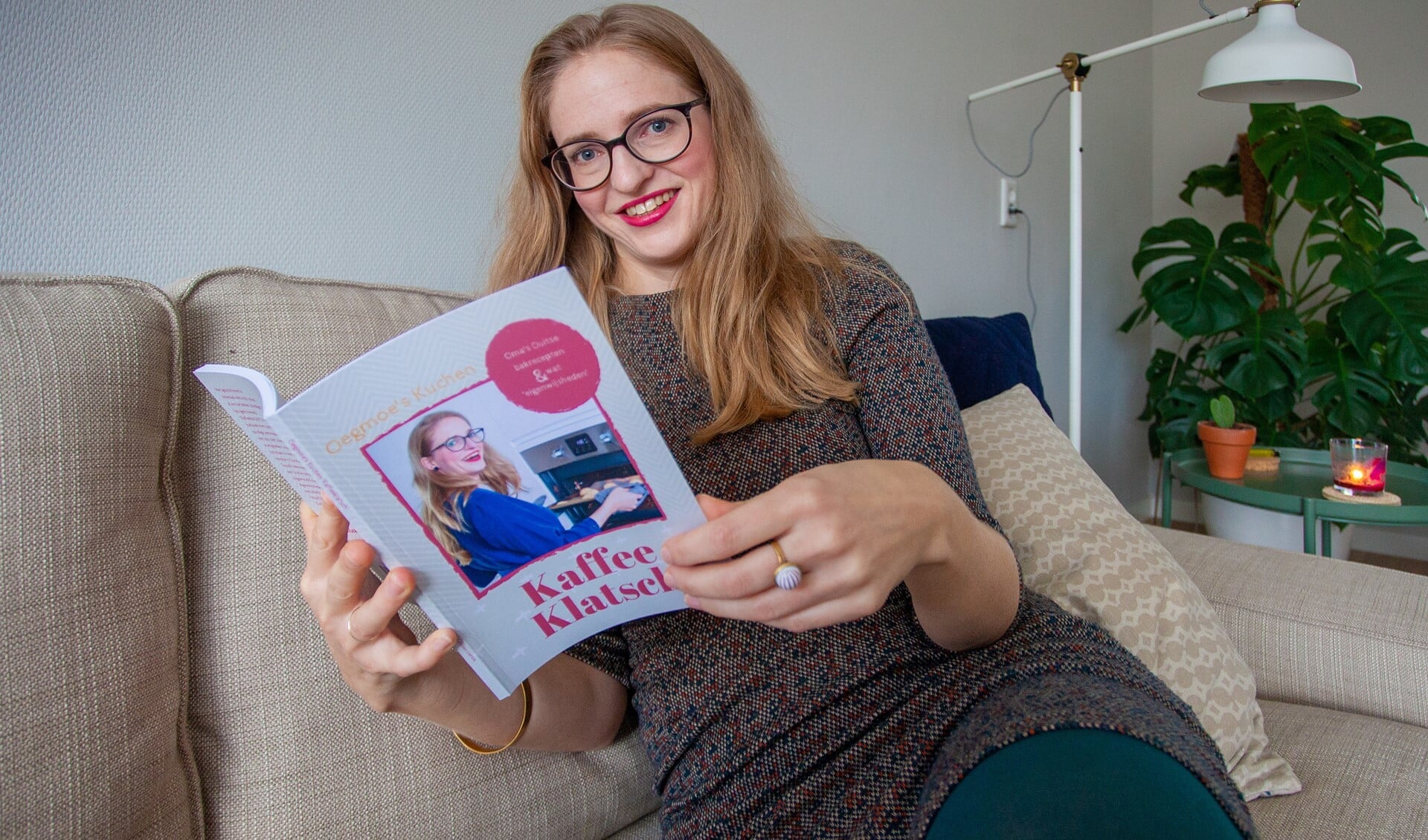 Anne-Kathleen met haar boek 'Kaffeeklatch' waarin ze haar Duitse afkomst eert met lekkere bakrecepten voor bij het koffieleuten.