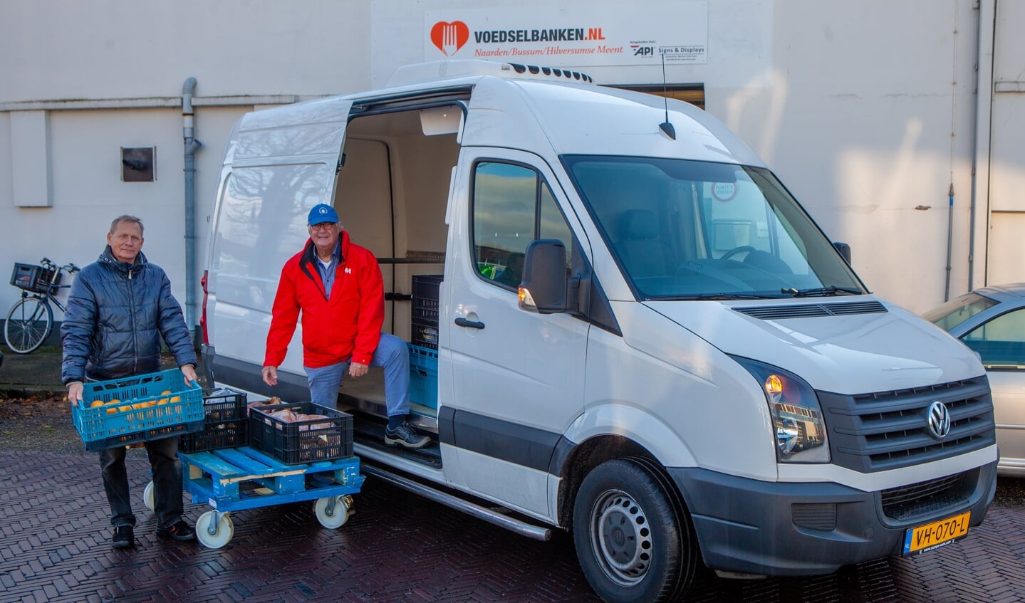 Kratten vol levensmiddelen worden opgehaald en daarna uitgedeeld.