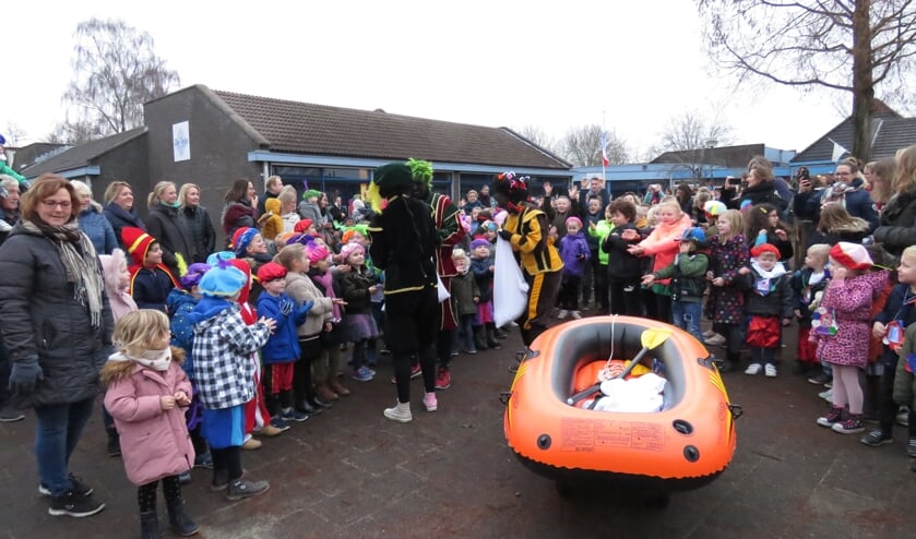 Sinterklaas kwam op De Terp met een roeiboot.