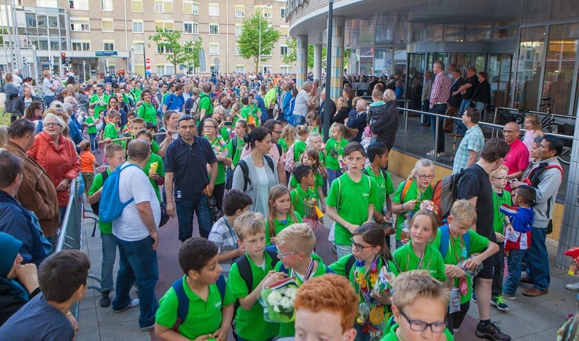 Zeker op de slotavond lopen veel mensen mee met de avondvierdaagse. Geschat wordt dat dit er 5.000 zijn.