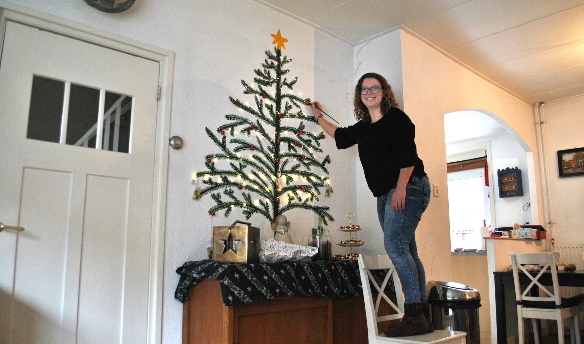 Floor Herremans legt de laatste hand aan haar alternatieve kerstboom.