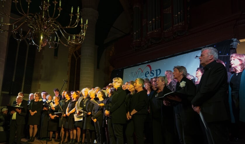 Bij de finale in de Grote kerk zingen de koren samen met het publiek enkele kerstliederen.