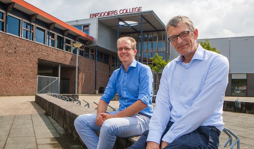Rector Yzaäk Jacobi (l) en vice-rector Jaap Augustijn voor de school die nu totaal opnieuw wordt gebouwd.