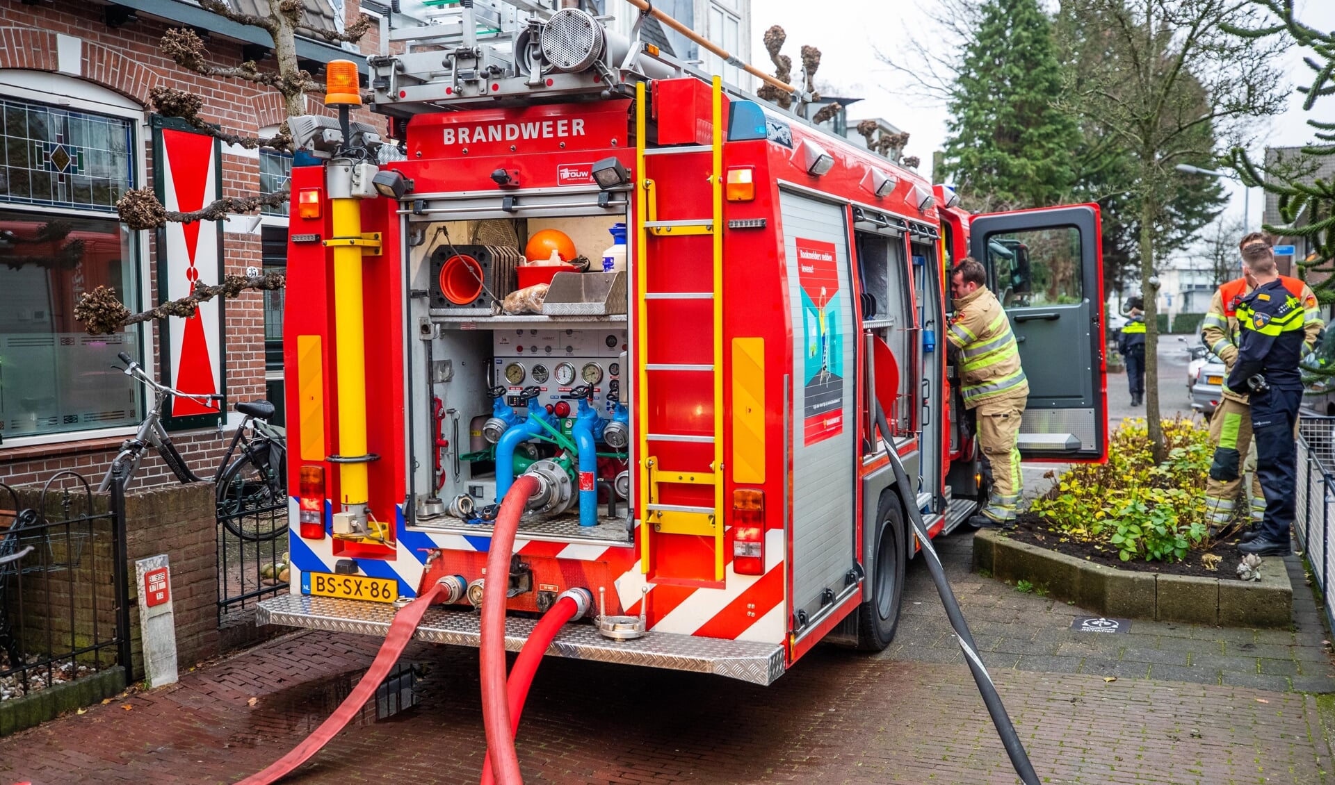 Brandweer in actie bij een woningbrand aan de Sint Annastraat. 