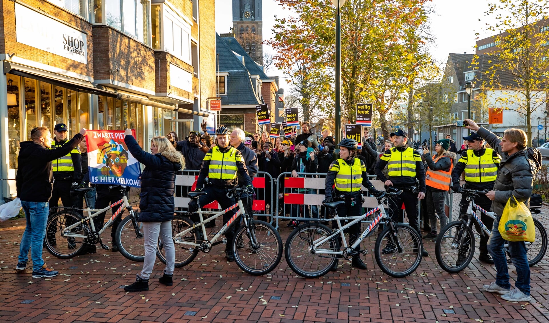 De demonstranten in Hilversum op 17 november.