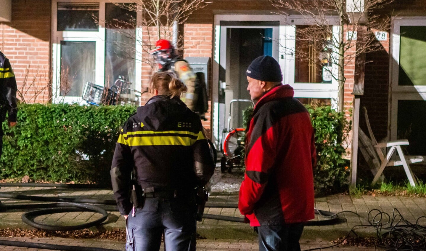 Burgemeester Sicko Heldoorn (r) kon na de start van de dienst meteen mee naar een brand aan de Westkade, waar de politie de afzettingen regelde.