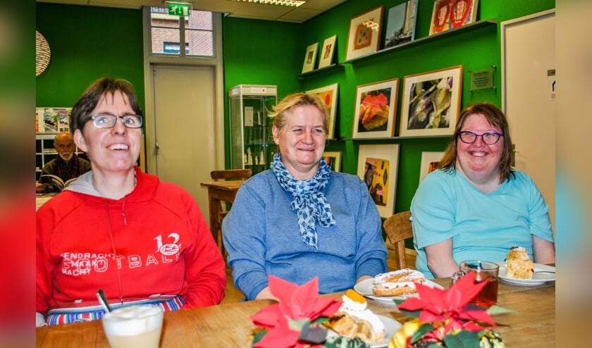 Suzanne, Marijke Schwirtz van Hoogerlust en Mirjam in het Leescafé.
