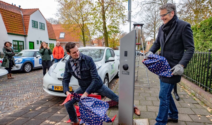 Witho Oost (links) en wethouder Jan Kastje onthulden de paal.