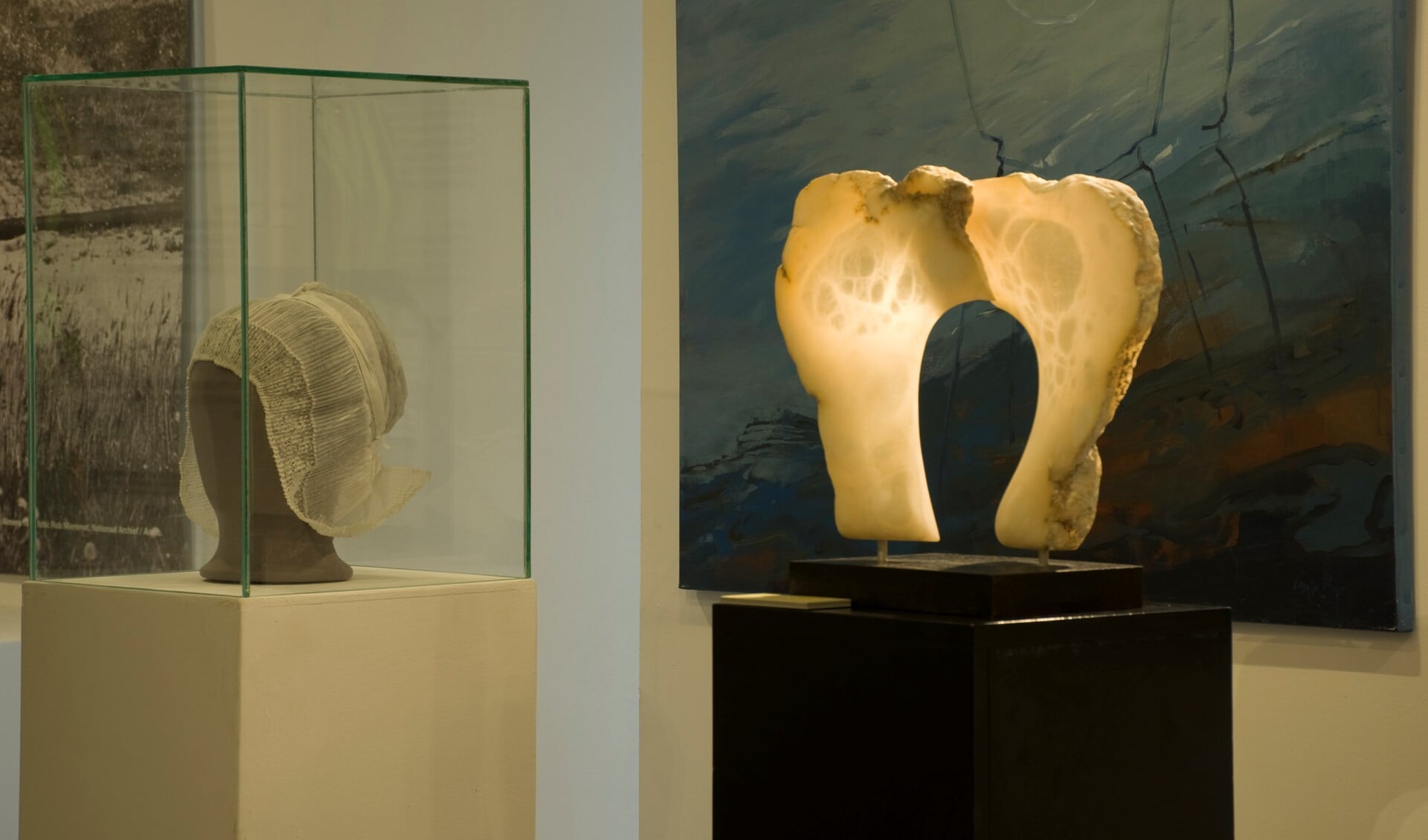 Met het plaatsen van het beeld 'Isabee' van Michiel Linders (rechts) werd de tentoonstelling geopend.