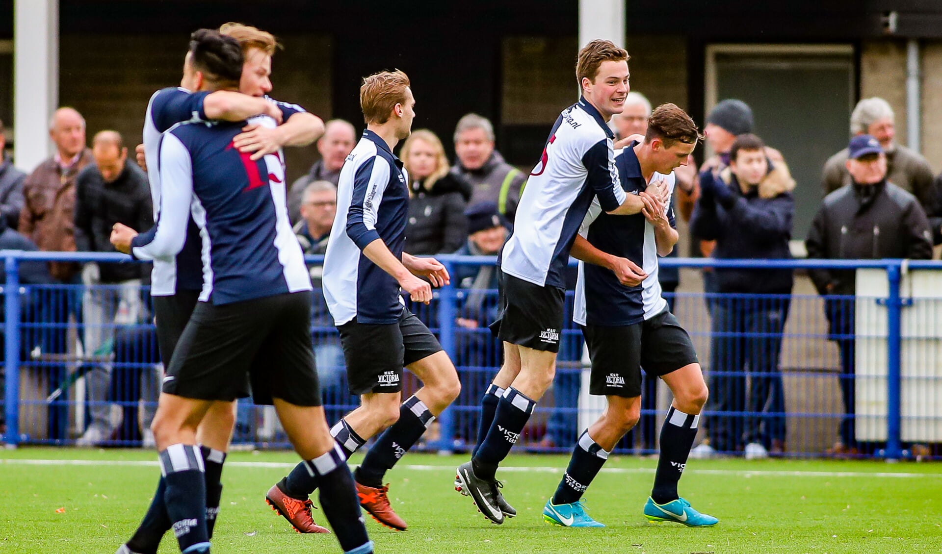 Vreugde bij Victoria na de 1-0 door Wilco de Birk. 