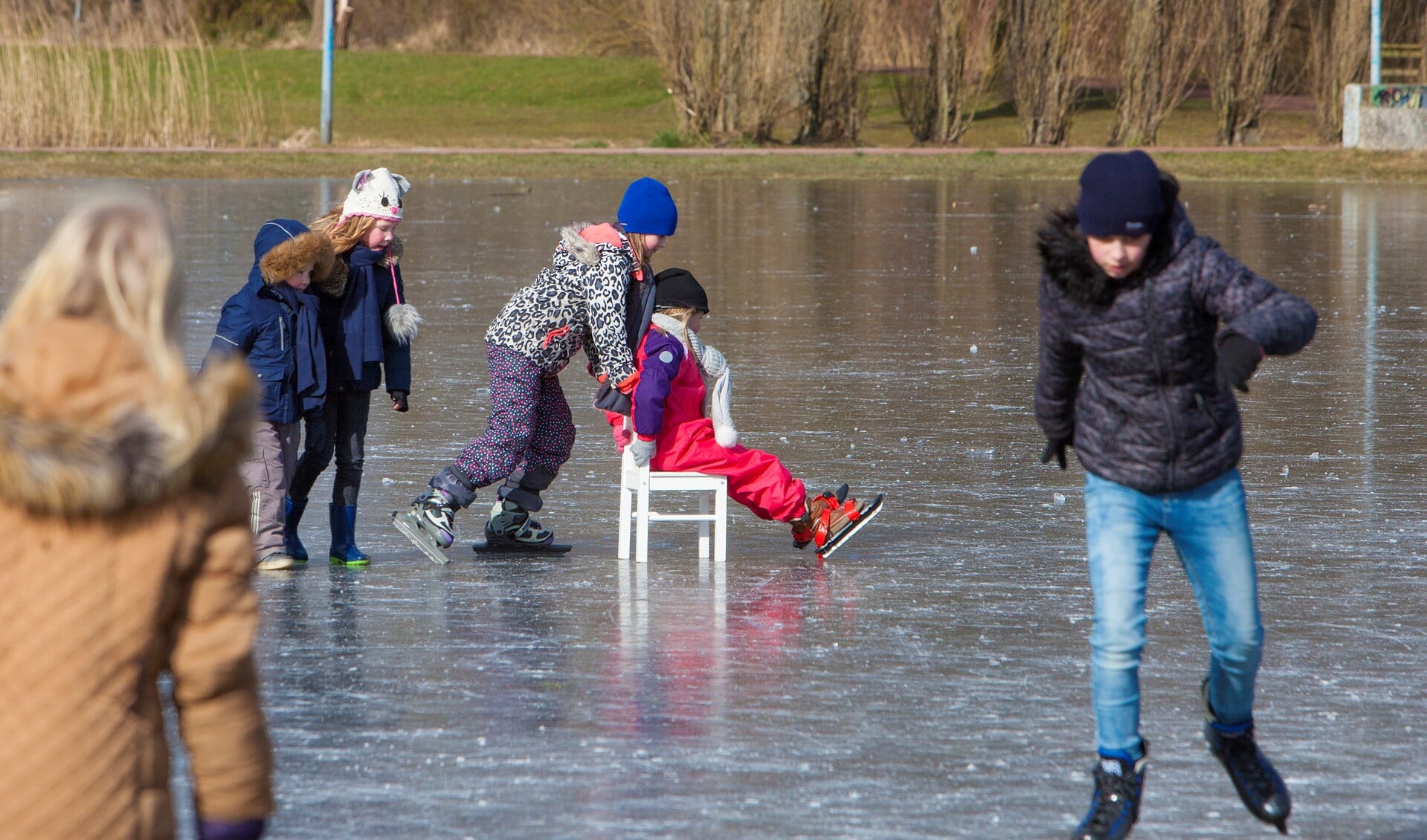 Kinderen kunnen al schaatsen op de Meentweide die opgespoten is.