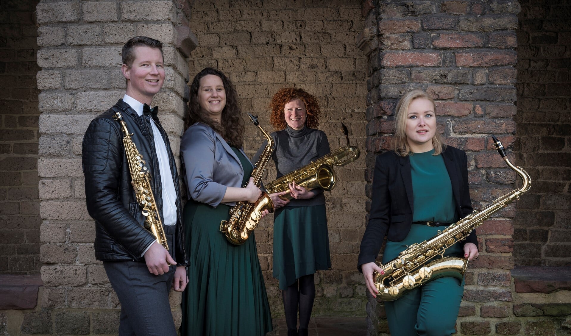 Het Artex Quartet bestaat uit vier saxofoons bespeeld door v.l.n.r. Christiaan, Els, Nina en Miriam.